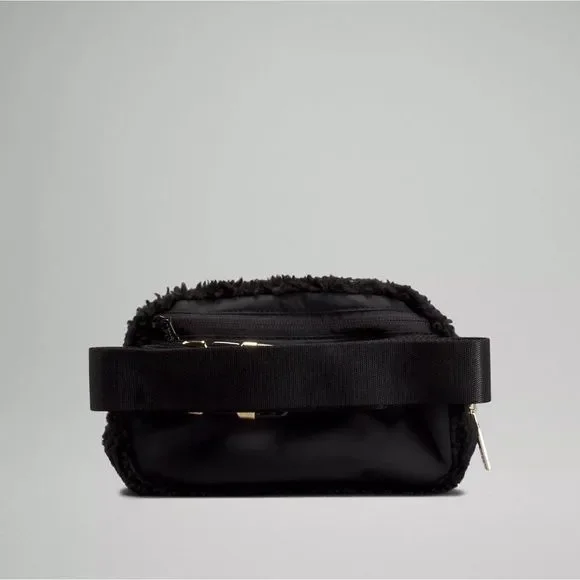 Lululemon Everywhere Belt Bag FLEECE SHERPA Black - Picture 4 of 9